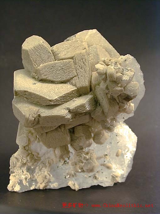 菱铁矿-siderite-矿物图片-矿物百科-中国新石器 矿物晶体-矿物标本