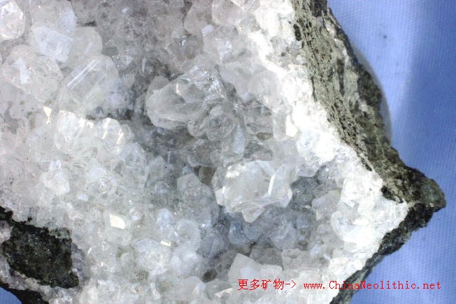 矿物图片 硅硼钙石-datolite