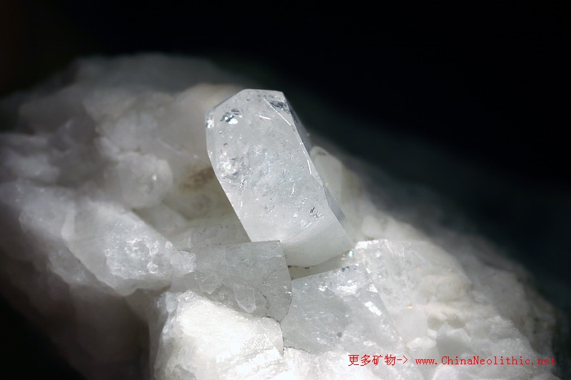 >> 矿物图片 >> 硅硼钙石-datolite