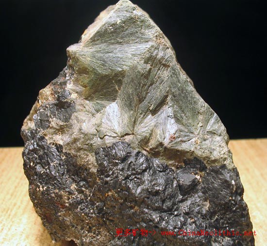 矿物图片钙铁辉石hedenbergite