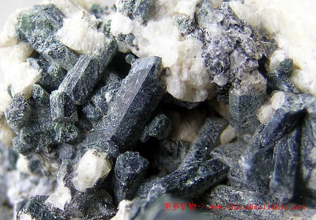 矿物百科 >> 矿物图片 >> 普通辉石-augite   普通辉石 英文名 augite