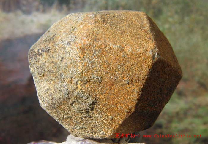 >> 矿物图片 >> 白石榴子石/白榴石-leucite