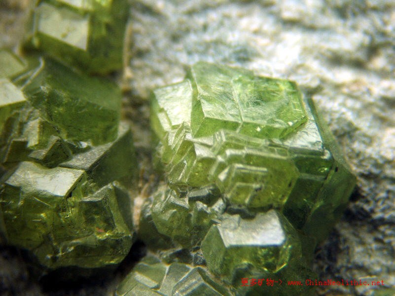 >> 矿物图片 >> 翠榴石-demantoid