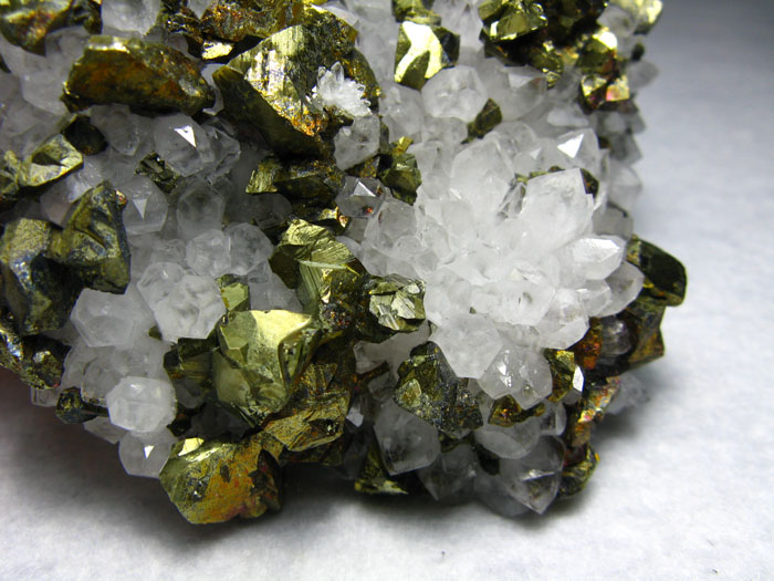 黄铜矿和水晶共生(晶体漂亮)