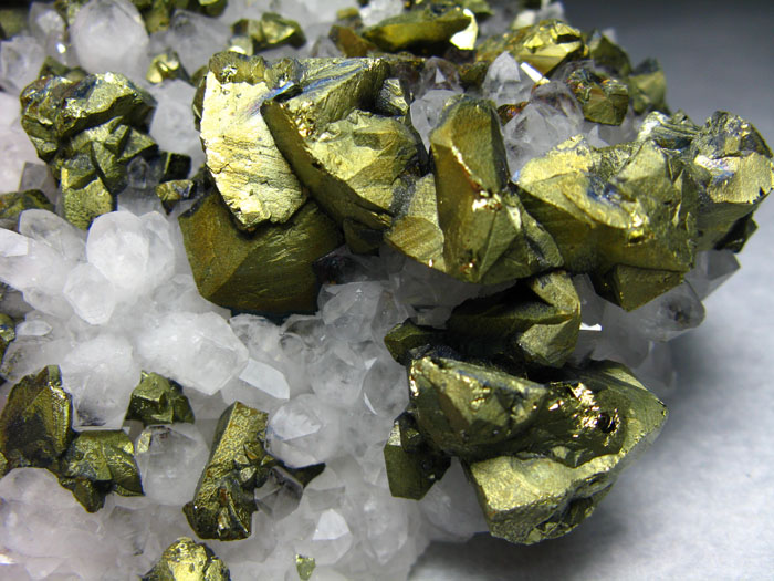黄铜矿和水晶共生(晶体漂亮)