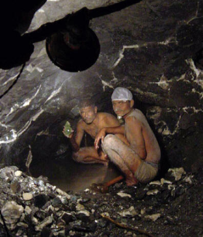 Dirty miners inside the first “disco ball”apophyllite pocket during collecting. Noteelectric light in use. S. Makki photo.