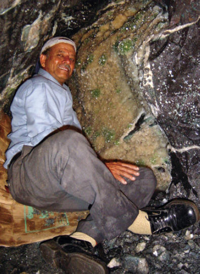Sequence of unique photos showing numerous “disco ball” green apophyllites on stilbite, still in situ, on the wall of the first pocket with Fasi Makki. S. Makki photos.