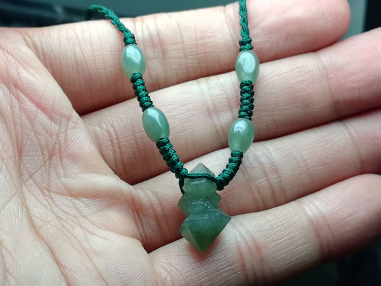 The backbone Green Quartz Crystal Pendant Necklace Jewelry in natural ore,Quartz