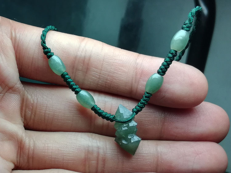 The backbone Green Quartz Crystal Pendant Necklace Jewelry in natural ore,Quartz