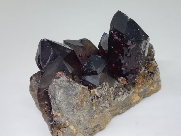 Red wine and manganese aluminum garnet Quartz mineral crystal gem stone ornamental stone ore sample,Garnet,Quartz
