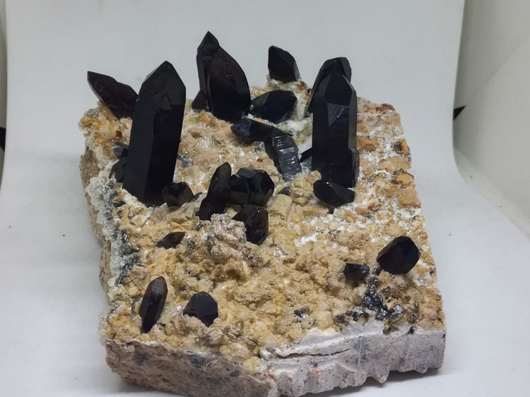 烟晶和石榴石共生矿物晶体标本宝石原石原矿 Smoky Quartz and garnet mineral crystal specimens gem stone ore,Quartz,Garnet