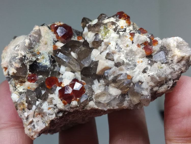 gem manganese aluminum garnet crystal stone mineral specimens Fanta stone ornament,Garnet,Feldspar