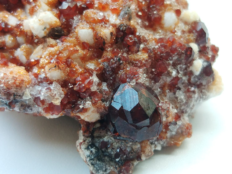 Super glossy manganese-al garnet and feldspar symbiotic mineral specimens Crystal Gemstone protolith,Garnet,Feldspar