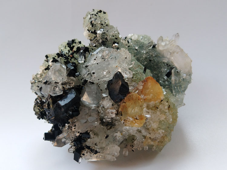 Babingtonite,Prehnite,Calcite,Quartz Mineral Specimens Mineral Crystals Gem Materials,Babingtonite,Prehnite,Calcite,Quartz