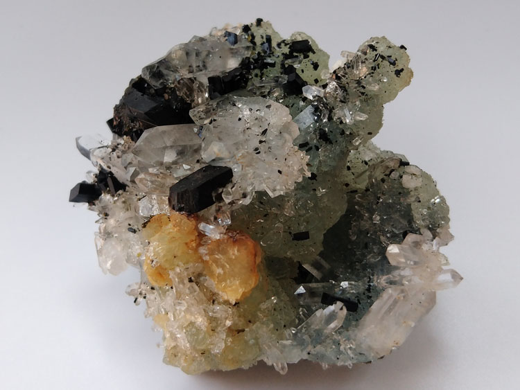 Babingtonite,Prehnite,Calcite,Quartz Mineral Specimens Mineral Crystals Gem Materials,Babingtonite,Prehnite,Calcite,Quartz