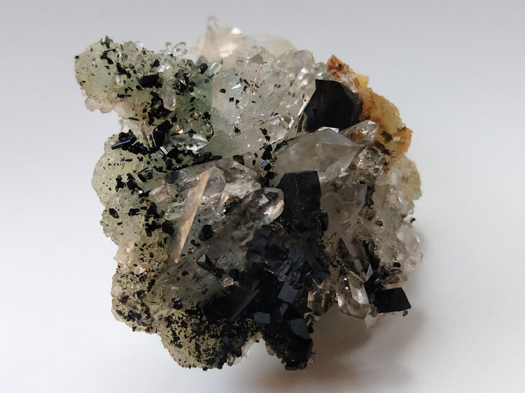 Babingtonite,Prehnite,Calcite,Quartz Mineral Specimens Mineral Crystals Gem Materials,Babingtonite,Prehnite,Calcite,Quartz