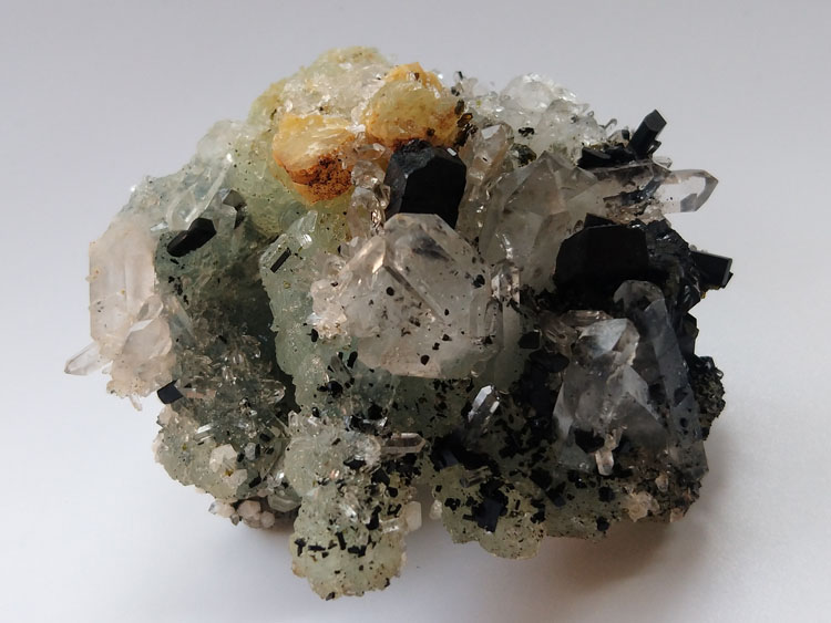 Babingtonite,Prehnite,Calcite,Quartz Mineral Specimens Mineral Crystals Gem Materials,Babingtonite,Prehnite,Calcite,Quartz