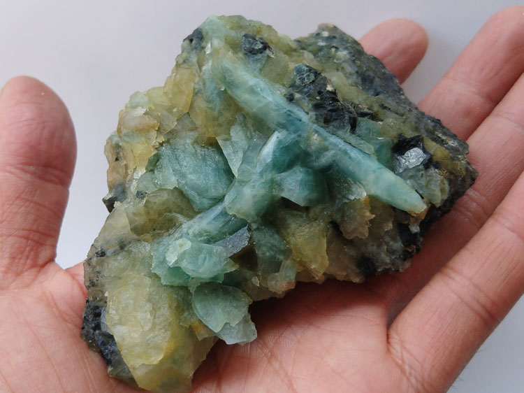 Newly Discovered Aquamarine,Topaz Mineral Specimens Mineral Crystals Gem Materials,Aquamarine,Topaz