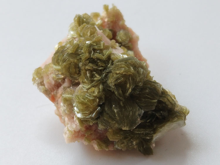 Flower-shaped Green Mica, Microcline Feldspar Mineral Specimens Mineral Crystals Gem Materials,Mica,Feldspar