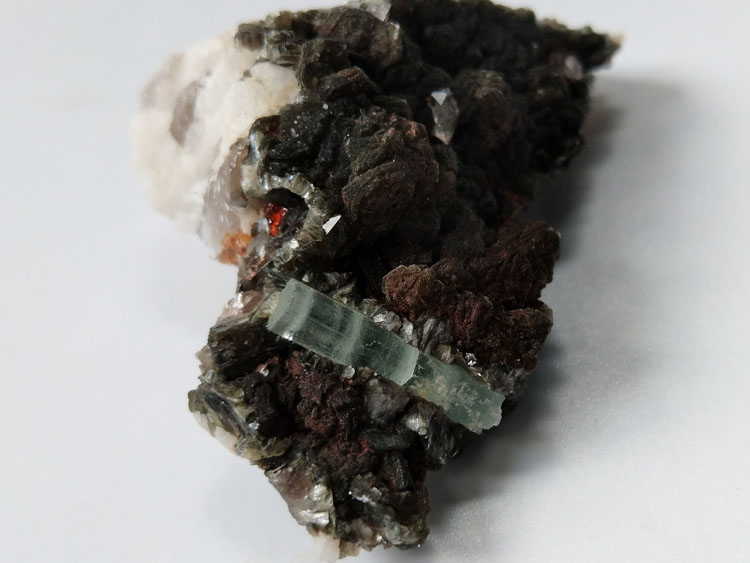 Aquamarine,Garnet,Mica Mineral Specimens Mineral Crystals Gem Materials,Aquamarine,Garnet,Mica