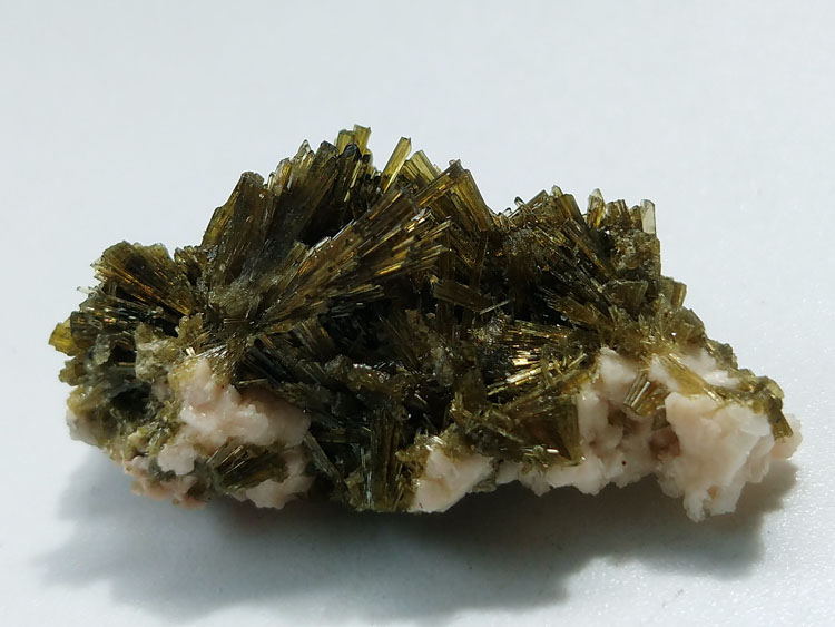 Epidote Albite Feldspar Mineral Specimens Mineral Crystals Gem Materials,Epidote,Feldspar