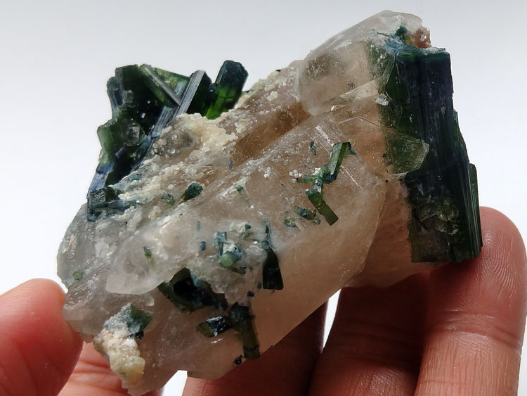 天然绿碧玺电气石茶晶烟晶宝石原石原矿矿物标本晶体晶簇晶洞能量