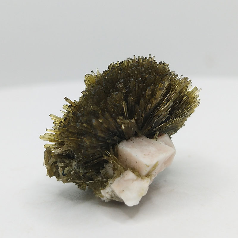 Epidote,Feldspar Mineral Specimens Mineral Crystals Gem,Epidote,Feldspar